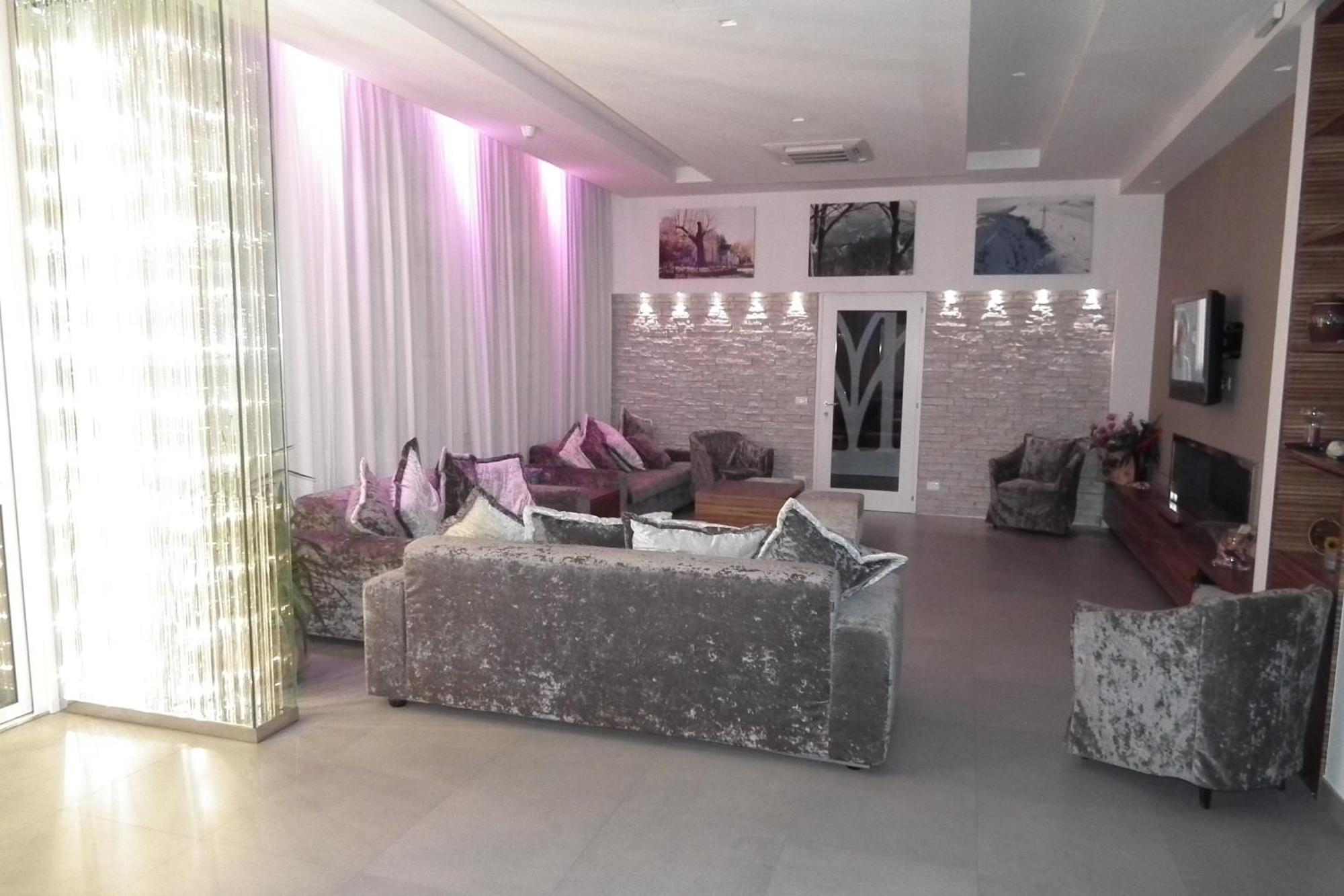 Hotel Montepizzo Lizzano In Belvedere Dış mekan fotoğraf